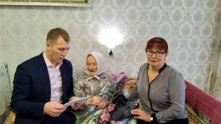 В Калининском районе долгожителю по случаю 95-летия вручен поздравительный адрес от Президента России