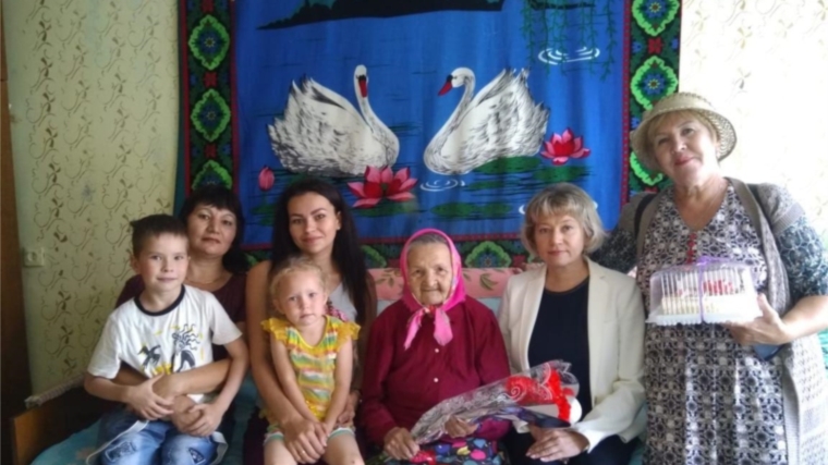 В Калининском районе юбилярам-долгожителям вручаются поздравительные адреса от Президента России