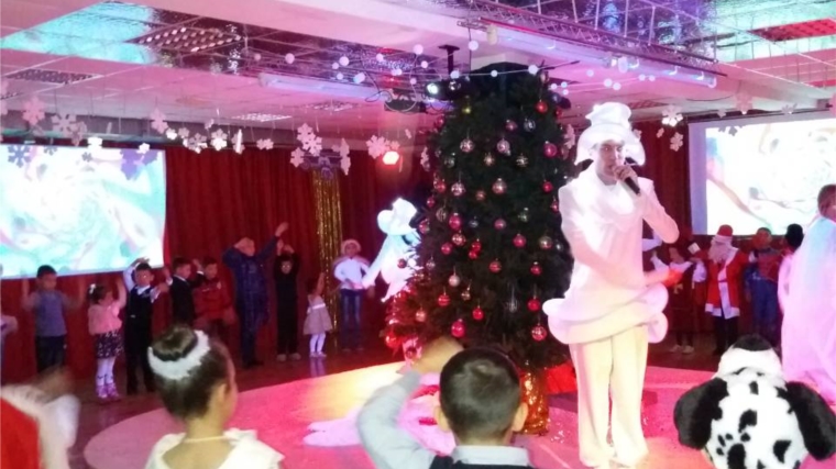В Калининском районе состоялось новогоднее представление для детей, оставшихся без попечения родителей
