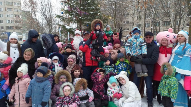 На дворовых праздниках жители Калининского района встречают Новый год