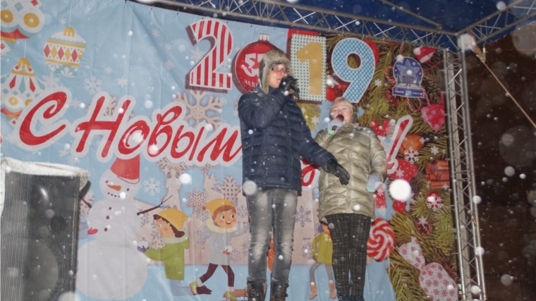 В чебоксарском сквере «Овас» жители Калининского района встречают Новый год
