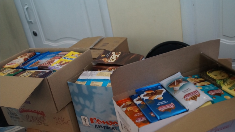 В рамках акции «Шоколадное чудо в мешок Деда Мороза» юные чебоксарцы получают подарки