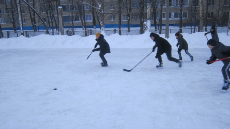 В Калининском районе прошел турнир по хоккею среди дворовых команд