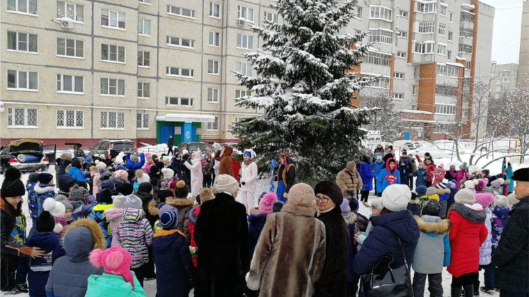 Дворовый праздник подарил жителям Новоюжного района Чебоксар новогоднее настроение
