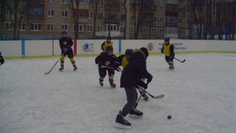 В Калининском районе г. Чебоксары состоялся хоккейный матч между дворовыми командами
