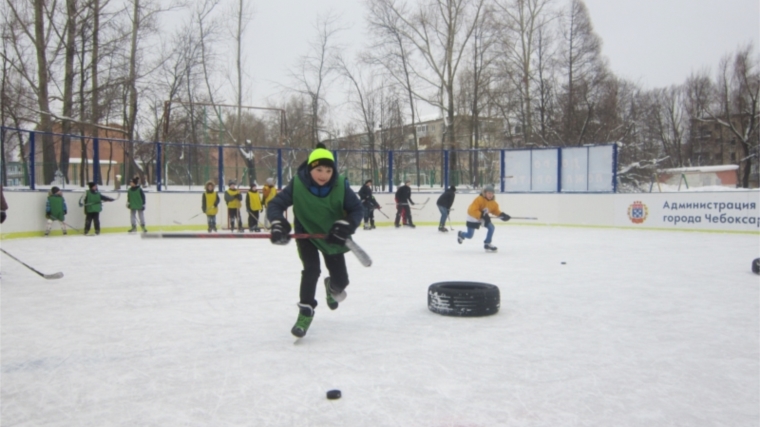 В Калининском районе на хоккейной коробке прошли «Веселые старты»