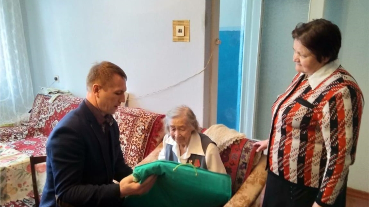 Седины – на висках, на лице – улыбка: долгожительница Калининского района г. Чебоксары отмечает 90-летний юбилей