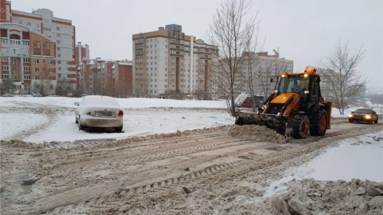 Вся техника – на «передовой»: в Калининском районе ликвидируют последствия продолжающегося снегопада