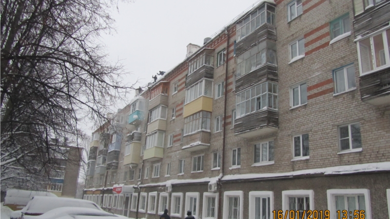 В Калининском районе г. Чебоксары крыши домов очищаются от наледей и сосулек