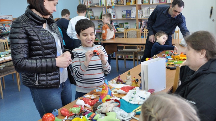 В чебоксарской библиотеке проходит «Ярмарка игрушек»