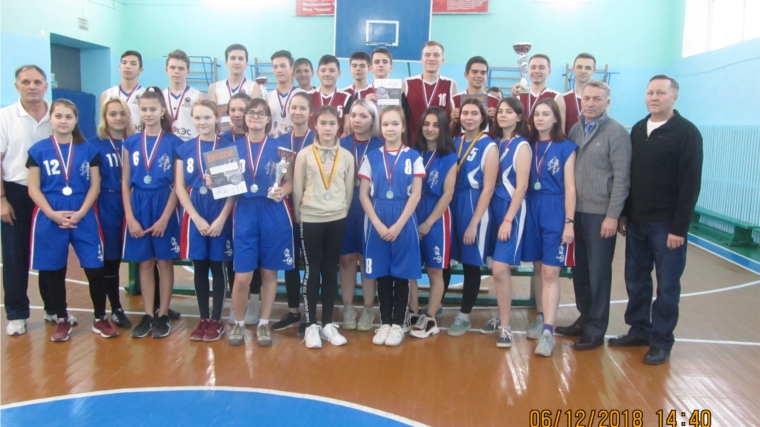 В Калининском районе награждены победители первенства по баскетболу среди школьников
