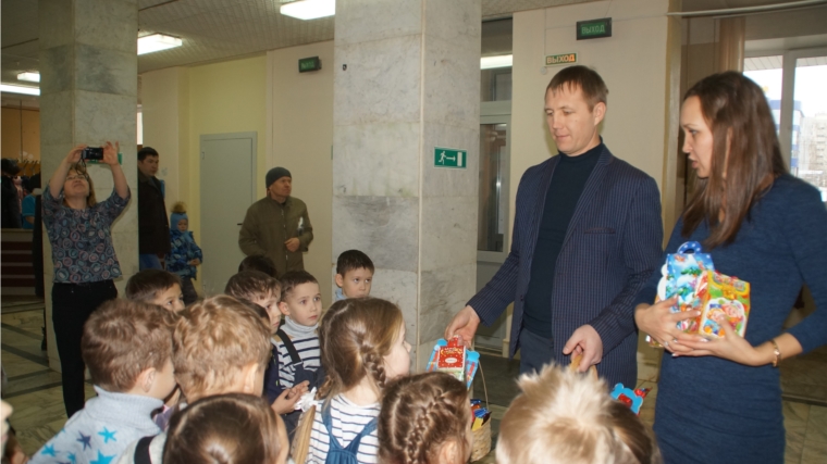 Калининский район: новогодняя благотворительная акция «Шоколадное чудо в мешок Деда Мороза» набирает обороты