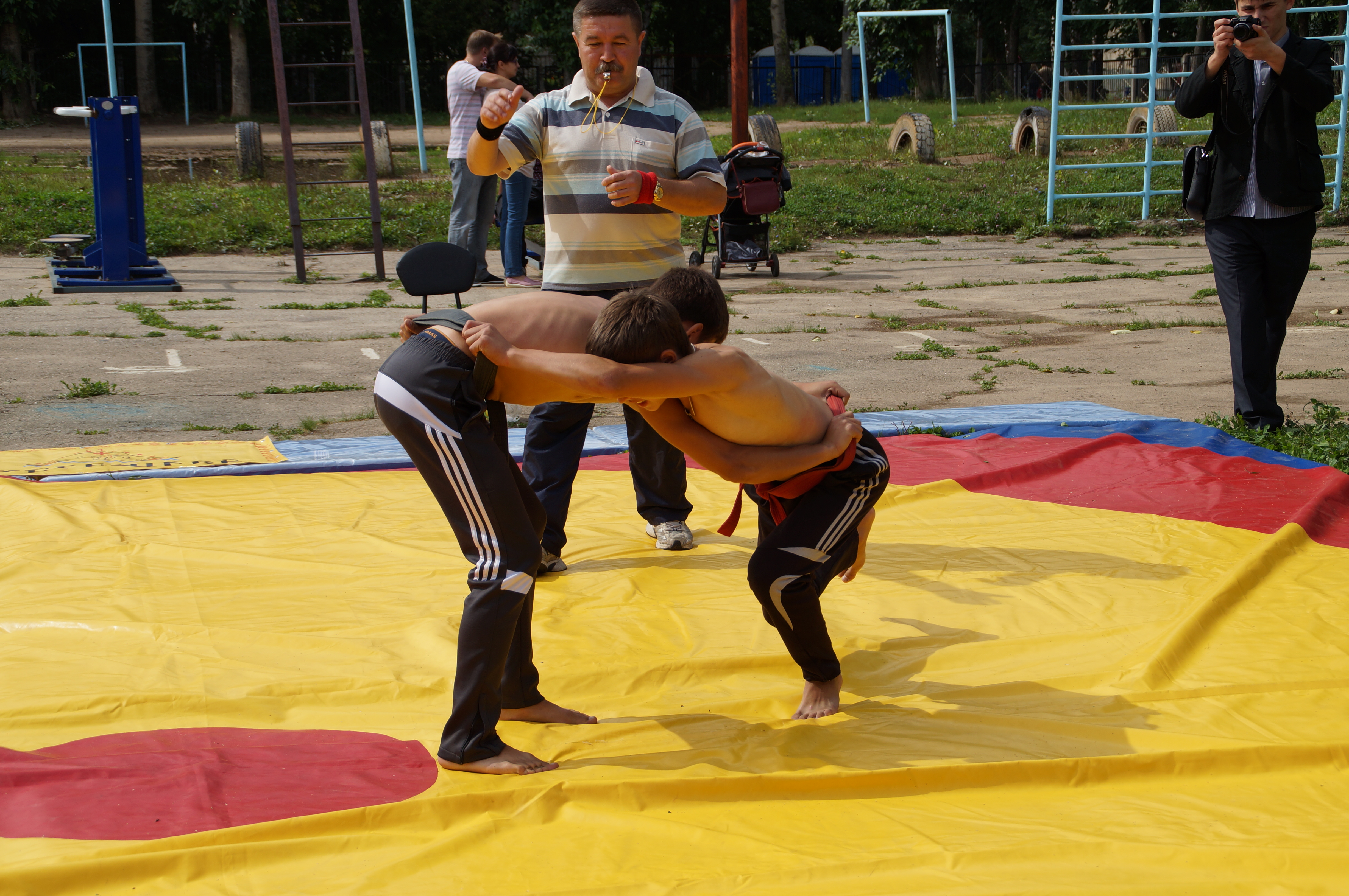 15:45_В День города в Калининском районе прошел турнир по чувашской национальной борьбе «Керешу»
