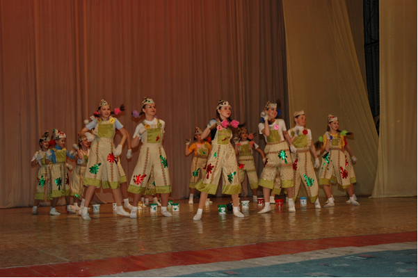 Свое 5-летие народный ансамбль эстрадного танца «Синяя птица» отметил на сцене ДК им. П. Хузангая