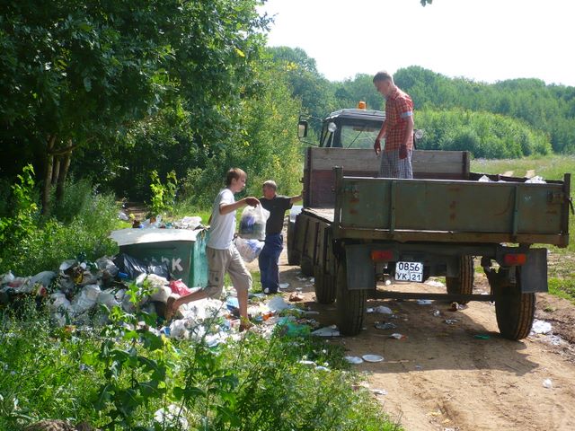 15:47 Экоотряд «Зеленый патруль» вышел на борьбу с мусором в лесопарковой зоне за ДК тракторостроителей 