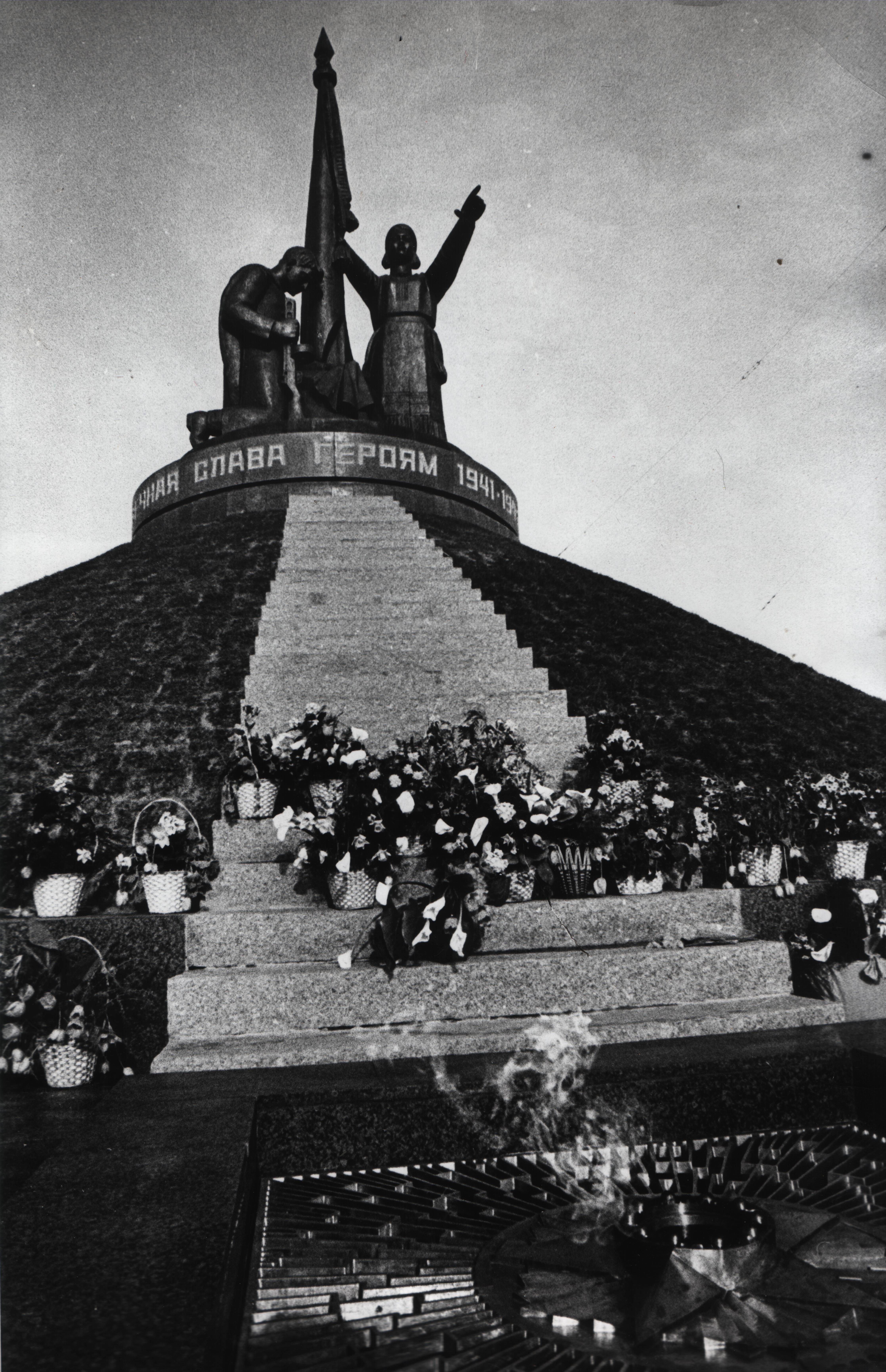 09:00 Ровно 30 лет назад к подножию Монумента Славы в первый раз были возложены цветы