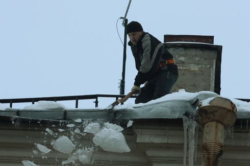 Крыши домов поселков Альгешево и Южный очистили от снежных наростов и сосулек
