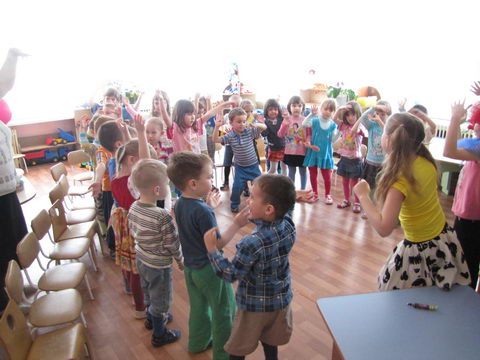 В весенние каникулы юные актеры самодеятельного кукольного театра школы №53 порадовали своими спектаклями и малышей, и взрослых