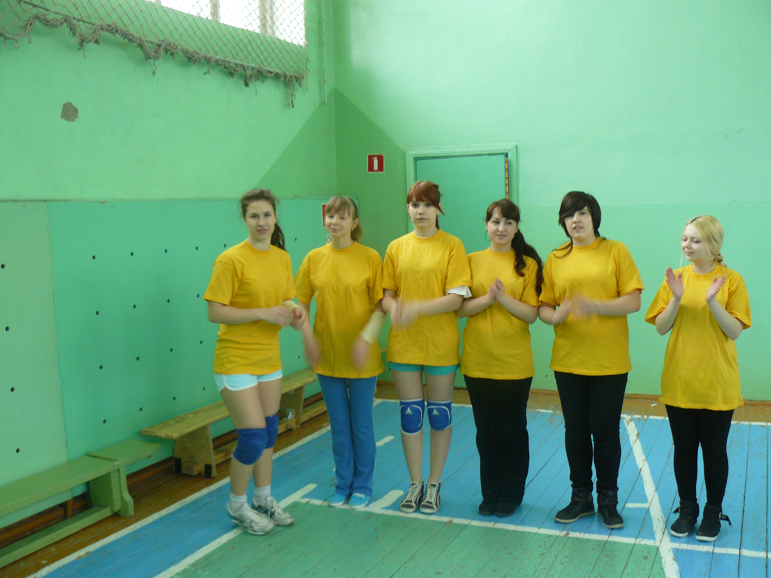 В Калининском районе г. Чебоксары в рамках акции «Молодежь – за здоровый образ жизни» стартовало первенство по волейболу среди школьниц