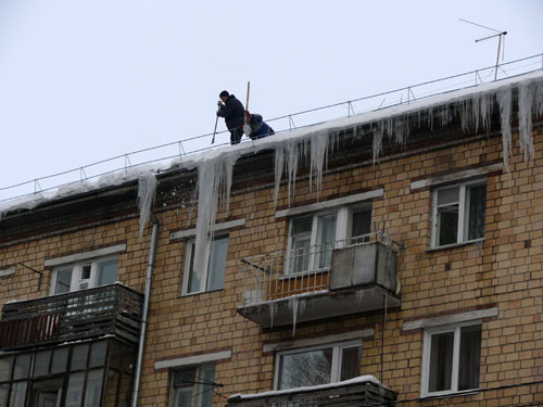 Сосулькам и ледяным наростам на крышах не место