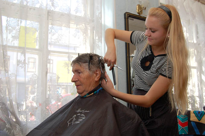 Ко Дню пожилых людей парикмахерские города организуют льготные стрижки для людей старшего возраста